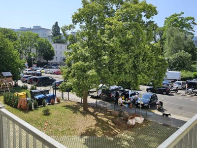 Altbau mit 3-Zimmern, hohe Decken & Südbalkon � 0172-3261193