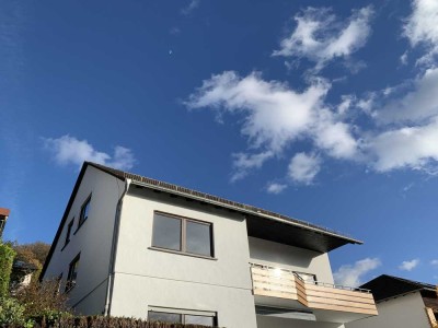 3-Zimmer DG-Wohnung mit großem Balkon in ruhiger Lage