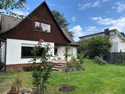 Geräumiges Einfamilienhaus mit großer Garage und Möglichkeit für Einliegerwohnung in Berlin-Kladow.
