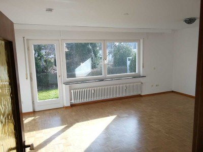 Lichtdurchflutete und vollst. renovierte 4-Z.-Wohnung mit geh. Innenausstattung und Balkon