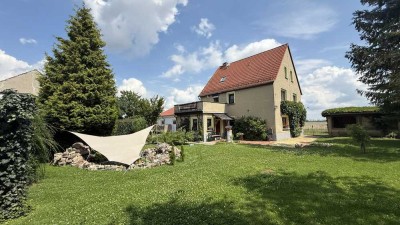 Ruhig gelegenes Einfamilienhaus mit großem Garten und Nebengelass.