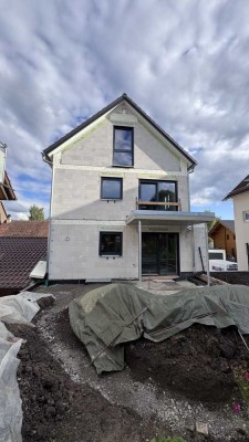 Exklusive 3-Zimmer-Wohnung mit Terrasse, Garten und neuer Einbauküche - Erstbezug Zweifamilienhaus
