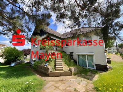 Große Maisonettewohnung incl. Terrasse, Garten , Garage und Carport.