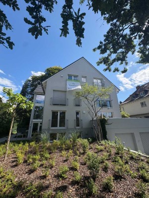 Neue Dachgeschosswohnung mit großem Balkon und Einbauküche