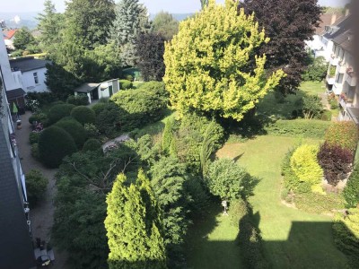 Helle Altbauwohnung mit Balkon und Blick in einen schönen Garten