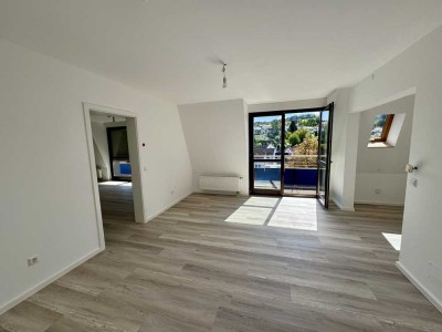 Erstbezug nach Sanierung mit Balkon: Schöne 2-Zimmer-Terrassenwohnung mit geh. Innenausstattung