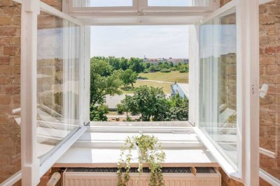 Helle Altbauwohnung mit Einbauküche und Blick in den Görlitzer Park in Kreuzberg