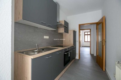 WOHNUNG MIT EINBAUKÜCHE & WINTERGARTEN IN ZENTRALER LAGE!