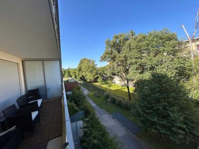 Sehr schöne neuwertige 2 Zi. ETW, gr. Balkon, schöner Blick