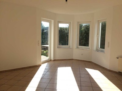 Renovierte EG-Wohnung mit Tiefgarage,  Einbauküche und Terrasse,  ruhige Wohnlage in Waldnähe