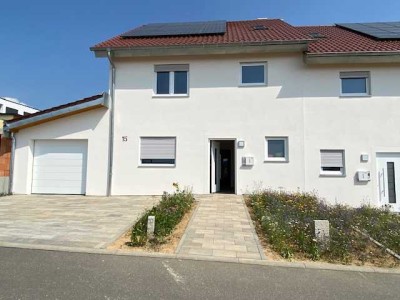 Moderne, helle Doppelhaushälfte mit 140 m² in ruhigem Neubaugebiet – mit Wärmepumpe, PV-Anlage