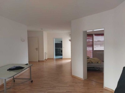 Moderne 2-Zimmer-Wohnung mit zwei Loggias und Einbauküche teilmöbliert in Regensburg