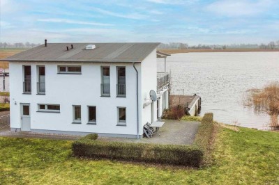 Dichter am Wasser wäre IM Wasser: Ferienhaus mit 2 Einheiten und direktem Wasserblick am Hafen