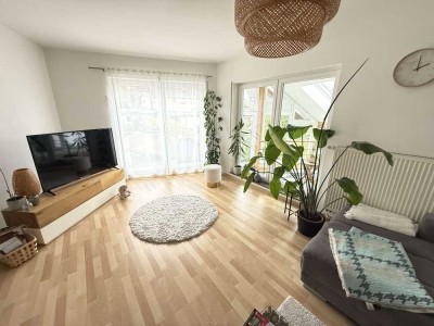 EINZIEHEN & WOHLFÜHLEN – 2,5-Zimmer-Wohnung im OG mit Balkon, Einbauküche & Garagenstellplatz.