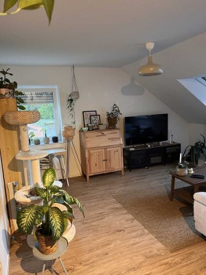Moderne u. neuwertige 2-Zimmer-DG-Wohnung mit Balkon ab 01.10.2025 frei