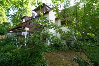 Großzügige Wohnung mit Garage und romantischem Garten in idyllischer Umgebung.