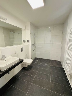 Sehr große Neubau Wohnung zum Innenhof möbliert mit Waschmaschinenanschluss,EBK,Balkon,Abstellkammer