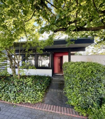 kleiner freistehender Bungalow midcentury