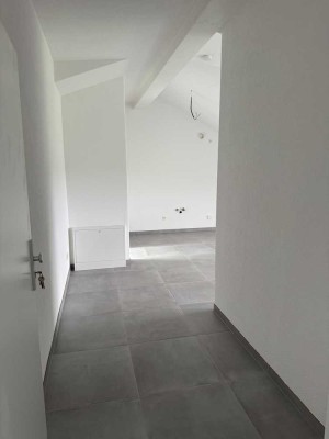 Attraktive, neuwertige 2-Zimmer-Wohnung mit luxuriöser Innenausstattung in Bad