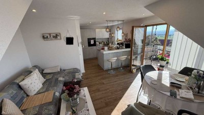 Kernsanierte, vermietete 2-Zi.-DG-Wohnung mit Balkon und EBK in idyllischer Lage