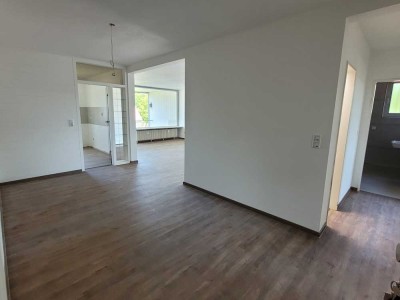 Modernisierte 3-Zimmer-Wohnung mit großem Balkon und Dachterasse in grüner, ruhiger Lage