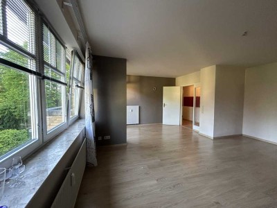 Attraktive Penthousewohnung - mit EBK, Balkon & Tiefgarage. Ruhig und zentral gelegen