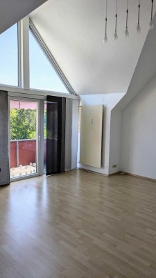 Schöne 4-Raum-DG-Wohnung mit Balkon & Einbauküche