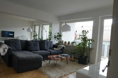 Möblierte helle 2-Zimmer-Wohnung mit Balkon, Garage, Internet, GEZ  in Grünwald