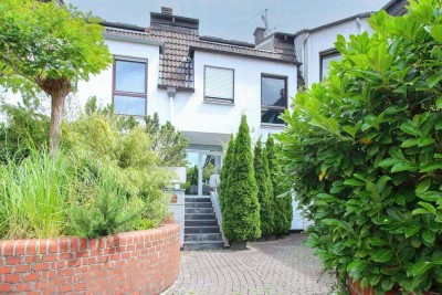 Leben in der Innenstadt: Gepflegtes Reihenmittelhaus samt Terrasse und TG-Stellplatz