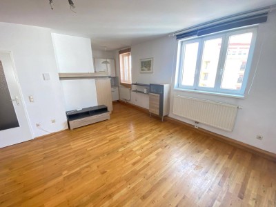 TEILMÖBLIERTE 3 ZIMMER-ALTBAUWOHNUNG - GÜRTELSTRASSE 27