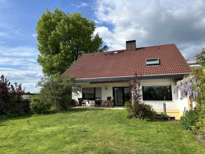 Freistehendes Einfamilienhaus mit 6 Zimmern und großem Garten in Feldrandlage