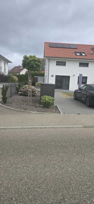 Günstige, neuwertige 5,5-Zimmer-Doppelhaushälfte mit geh. Innenausstattung und EBK