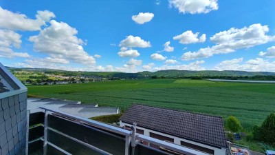 Einzigartige 4-Zimmer-Maisonette-Wohnung mit Specksteinofen im Wohnzimmer und zwei Balkonen