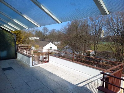 Moderne, lichtdurchflutete Wohnung mit großer Dachterrasse, Weitblick und Garagenstellplatz