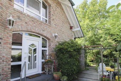 Doppelhaushälfte mit großem Garten, Schwimmteich und Einliegerwohnung in Hennef-Stein (Sieg)