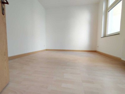 Helle neurenovierte Singlewohnung mit offene Wohnküche im ruhigen Haus mit freundlichen Nachbarn!