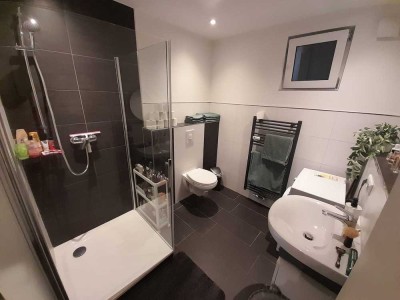 Uninahe, modernisierte 1-Raum-Erdgeschosswohnung mit Balkon in Siegen