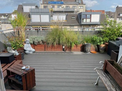 Schicke DG-Wohnung mit Aufzug, Dachterrasse u. Balkon und TG-Stellplatz in Köln Südstadt
