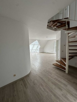Erstbezug nach Renovierung
4 Zimmer Maisonette Wohnung mit Balkon & neuer Einbauküche 
WG geeignet