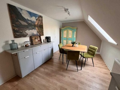 Modernisierte, sofort verfügbare Eigentumswohnung in gepflegtem 1960er-Siedlungshaus in Zwenkau