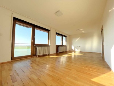Helle 2- Zimmer- Wohnung mit schönem Blick, Aussenstellplatz und Kellerabteil