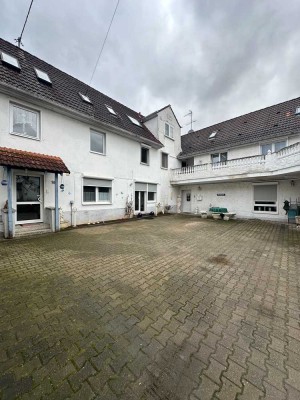 Massives Mehrfamilienhaus mit zwei Anbauhäusern zu verkaufen