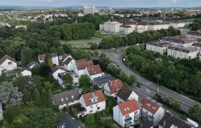 Attraktive 2-Zimmer-Dachgeschosswohnung mit Balkon und EBK in zentraler Lage