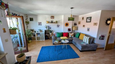 Aussichtsreiche und helle 2-Zimmer-Wohnung mit EBK, Balkon, Keller und Stellplatz