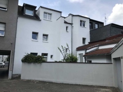 Gepflegtes Mehrfamilienhaus mit 5 Wohneinheiten, 4 Garagen und PV-Anlage