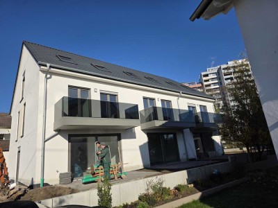 Neubau! Luxuriöse Reihenhäuser mit Küche zu vermieten! Erstbezug!