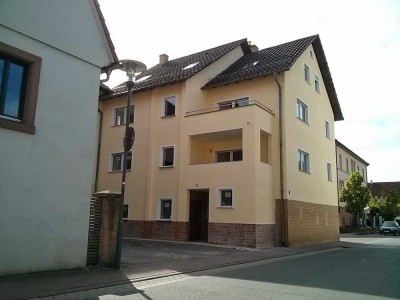 Frei ab 01.09.25 Schöne drei Zimmer Wohnung mit überdachtem Balkon und Garage
