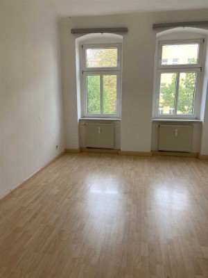 Schöne 3-Zimmer mit Laminat, EBK und Balkon direkt an der UNI!