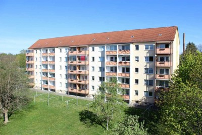 Ihr werdet diese 2-Raum-Wohnung lieben! Komfortabel saniert mit großem Bad und Südbalko...
