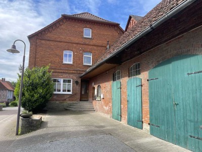 Schöne 7 Zimmer-Wohnung im Herrenhaus in Emmerthal OT Amelgatzen